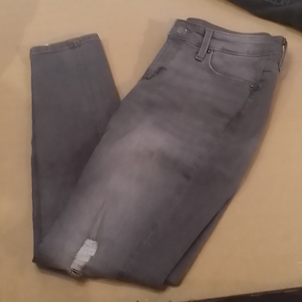 Distressed GREY jeans from Universal Thread in size 2/26R.